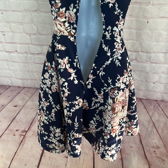 B.Darling floral fit & flare sleeveless mini dress size 1/2 - Picture 9 of 11